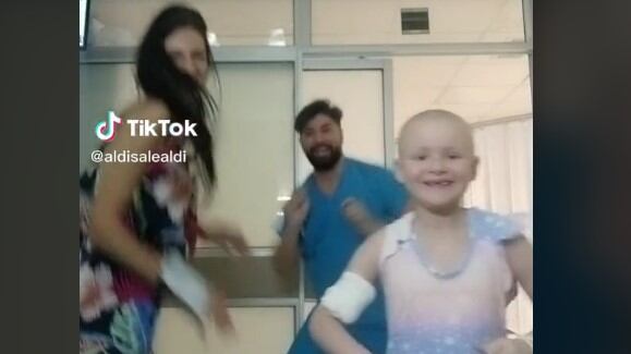 Baila con su paciente celebrando por última quimio