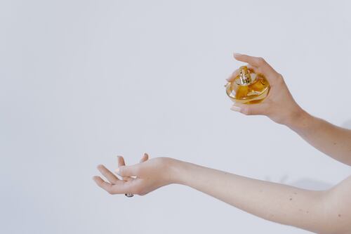 ¿Sientes que tu perfume no deja la estela cuando pasas? Consejos para encontrar un aroma duradero