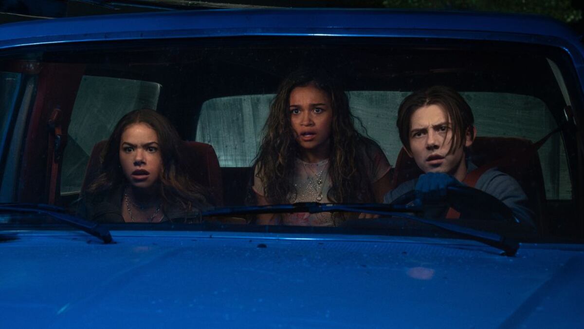 Antonia Gentry as Summer, Madison Bailey as Lucy and Griffin Gluck as Quinn in Time Cut