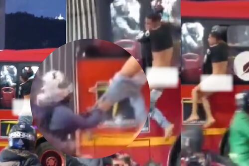 (VIDEO) Ladrón terminó desnudo: intentó robar un celular, pero fue golpeado por pasajeros y quedó colgando