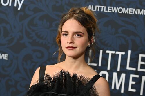 Emma Watson se muestra en redes sociales con un vestido que pareciera flotar