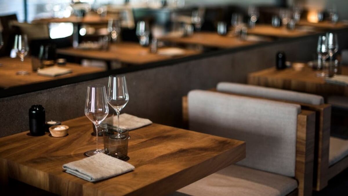 Restaurante genera debate tras polémica restricción