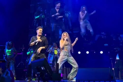 “Un ojo de la cara”: Esto vale el pantalón que Shakira usó durante su presentación con Carlos Vives