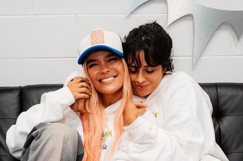 Karol G hizo ‘perrear’ hasta el piso a Camila Cabello en su concierto y casi lo muestra todo