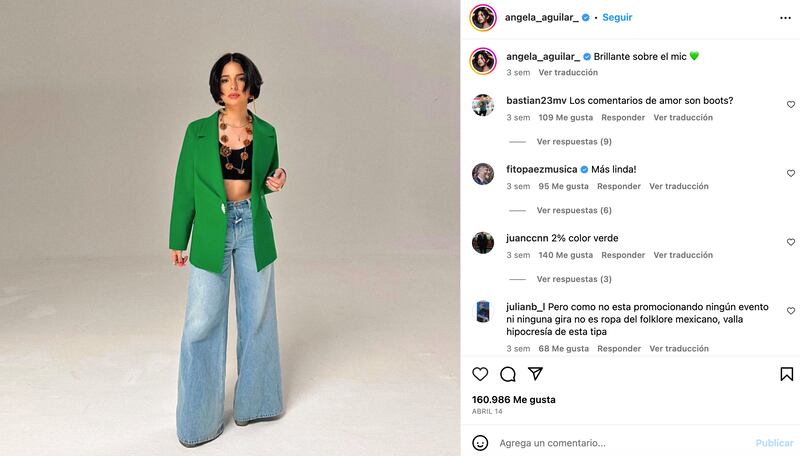 Ángela Aguilar presume foto con mezclilla y blazer.