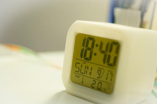 Mujer se enfada porque su marido se niega a cambiar el sonido del despertador