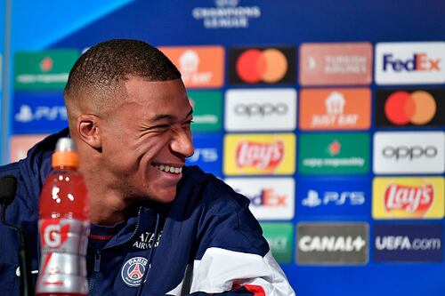 Mbappé enfurece a Francia: la risa del crack del PSG tras pregunta sobre renunciar a los viajes en jet privado