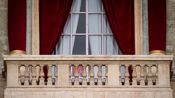 El balcón del Vaticano antes de que salga el nuevo papa