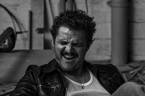 Todos derretidos: Pedro Pascal la rompe en la Met Gala con abrigo rojo pasión y short negros