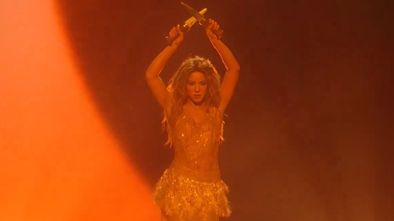 Shakira se paseó por sus más grandes y recientes éxitos musicales para una presentación que califican como un ritual oscuro ante los ojos del mundo.