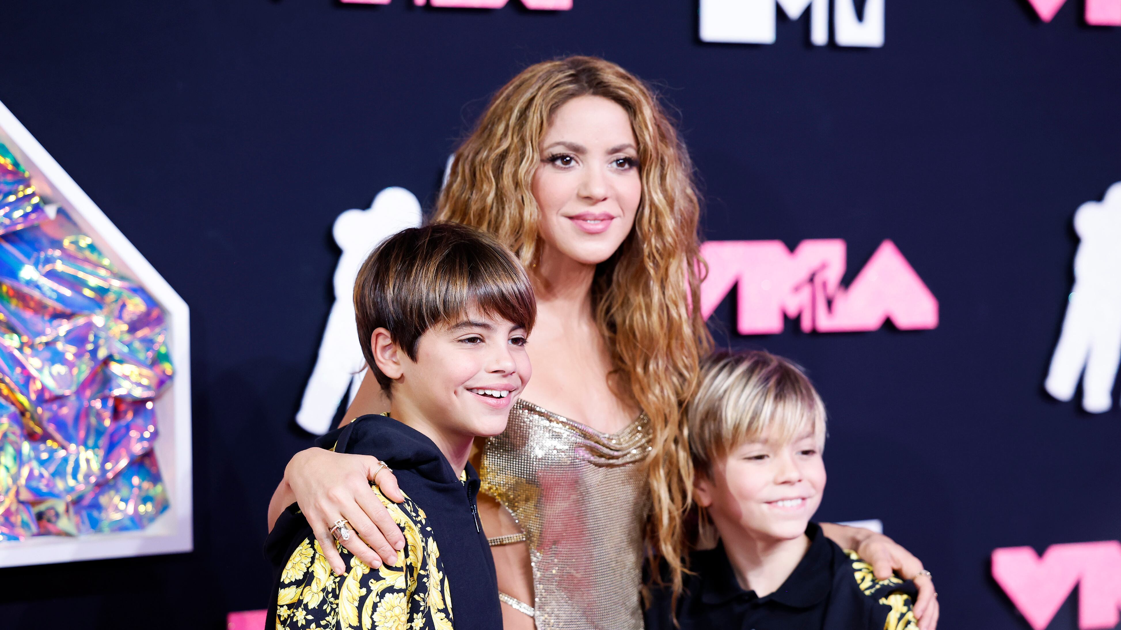 Shakira junto a sus hijos