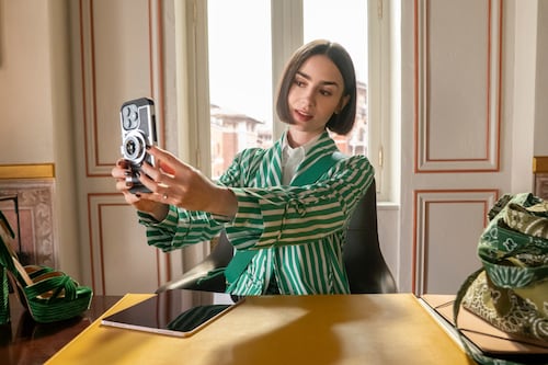 ‘Emily in Paris’ revela imágenes de la nueva temporada pero enfurece a fans por una decisión “inaceptable”