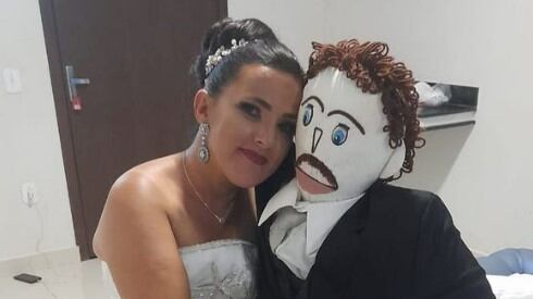 La mujer se casó con un muñeco de trapo