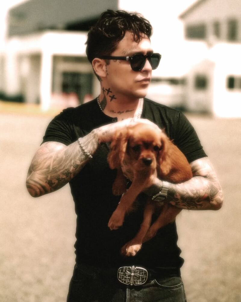 Christian Nodal junto a su perro 'Chichí'