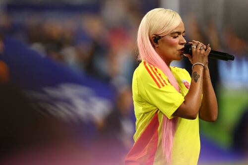 “Canta horrible”, destrozan a Karol G tras interpretar el himno de Colombia