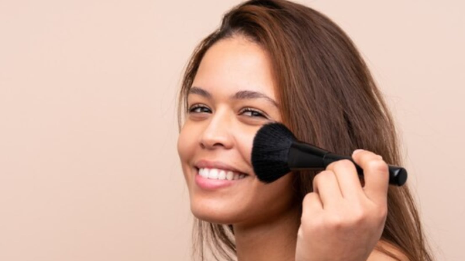 Cómo aplicar el rubor para parecer más joven