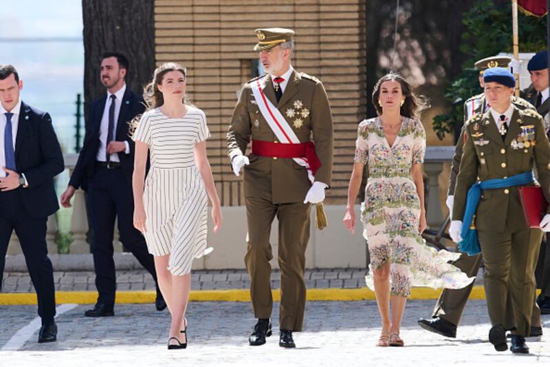 El viento le jugó una situación incómoda a Letizia Ortiz