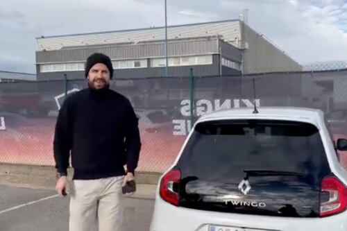 Piqué sigue lucrando con sus respuestas a Shakira: ahora apareció manejando un Twingo