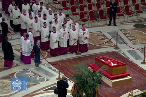 Video: La monja de 81 años que rompió el protocolo para despedirse del papa Francisco