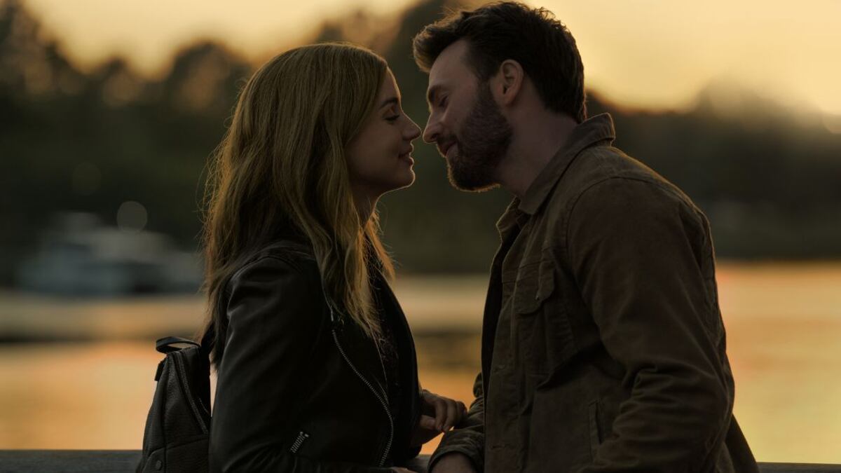 Chris Evans y Ana de Armas en 'Ghosted'