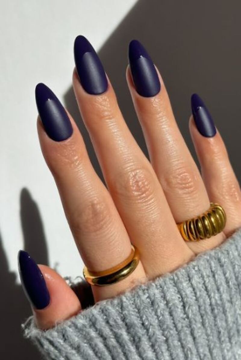 Manicura francesa mate en tendencia