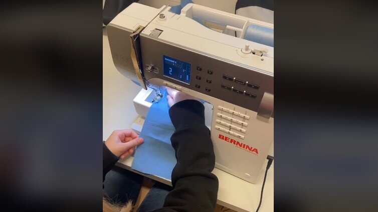 El uso de la máquina de coser se enseña a los niños en una de las materias en Finlandia