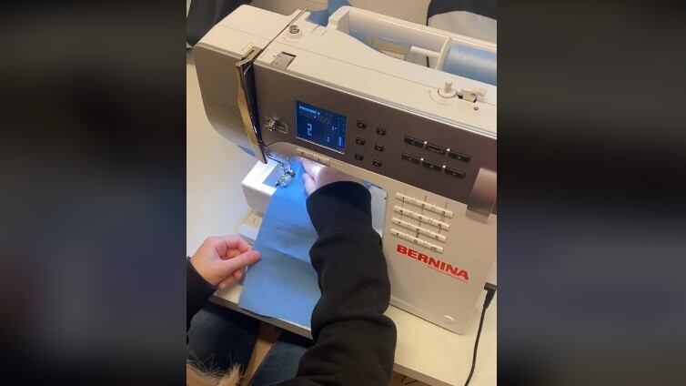 El uso de la máquina de coser se enseña a los niños en una de las materias en Finlandia