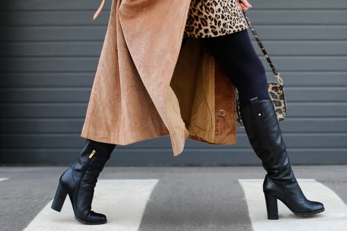 ¿Qué son las botas ‘infinitas’? La tendencia que destrona a los tenis y se coloca como la favorita del 2025