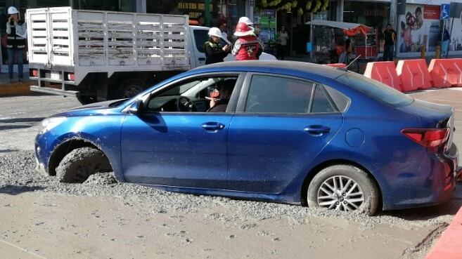 El auto quedó atrapado en cemento fresco