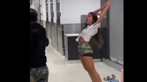 La joven es viral por su reacción en el aeropuerto