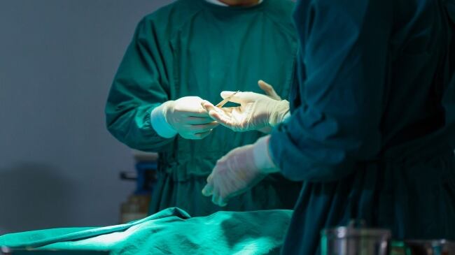 Se hizo pasar por cirujano plástico y le causó dolor y sangrado no controlado en el rostro a su víctima.