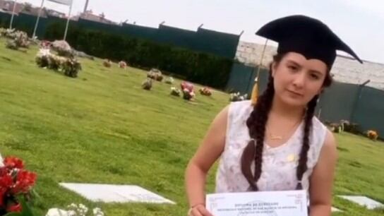 La joven visitó la tumba de su padre