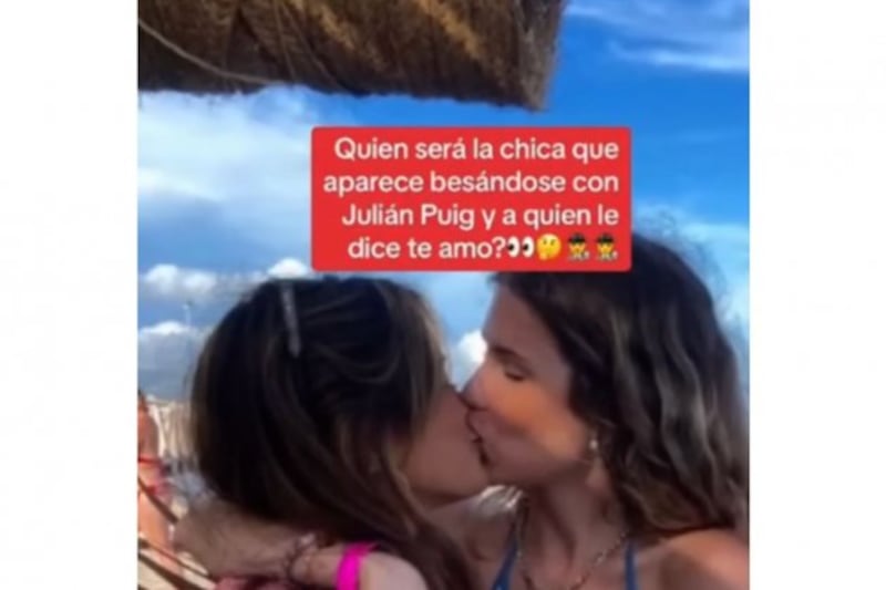 Clara Chia Marti, supuestamente, besando a otra mujer.