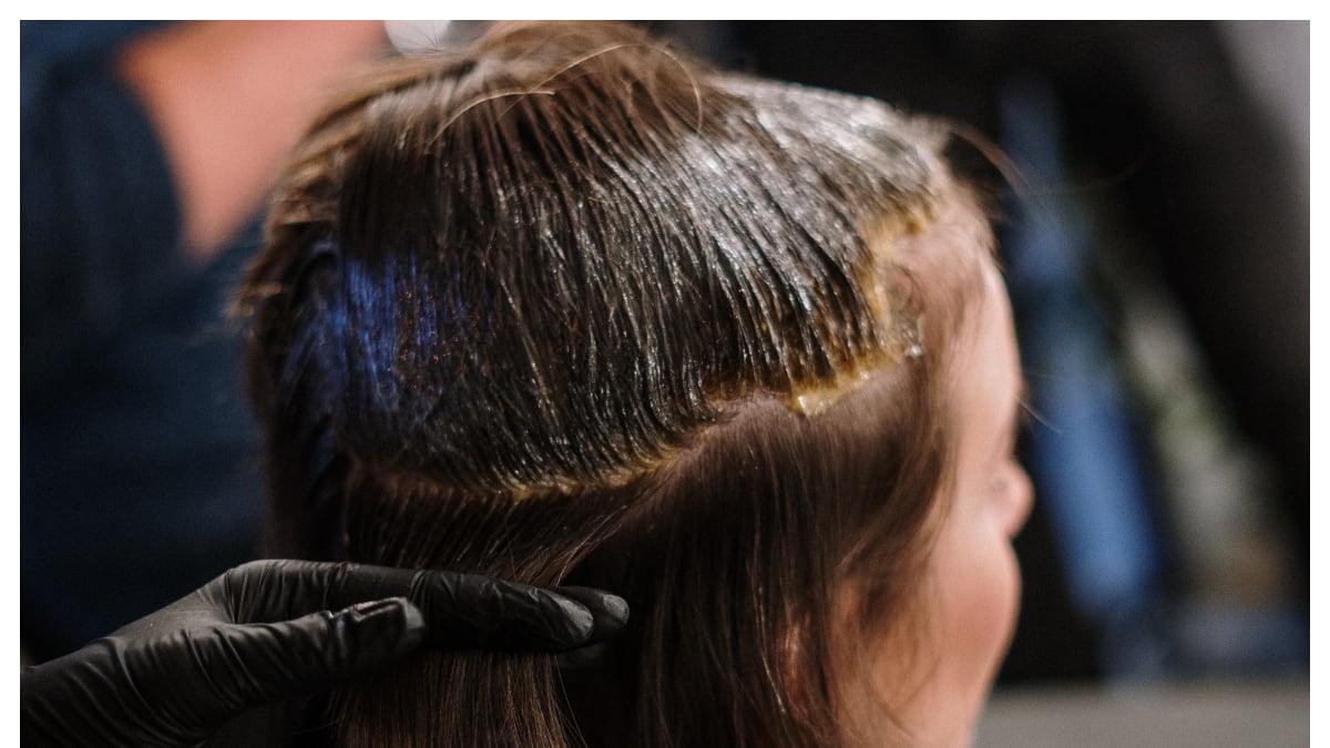 La técnica de la cruz para ocultar las canas