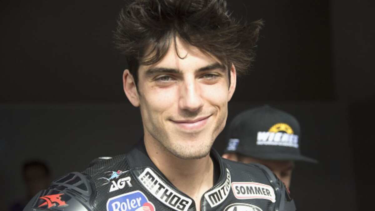 Joven modelo impacta a las redes y se hace viral tras dejar su vida de lujos para caminar descalzo por el mundo