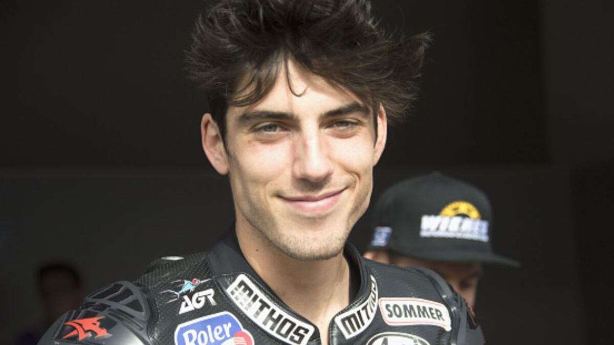 Joven modelo impacta a las redes y se hace viral tras dejar su vida de lujos para caminar descalzo por el mundo