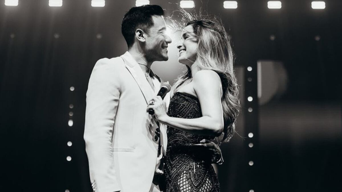 Carlos Rivera y Cynthia Rodríguez deslumbraron en la alfombra de los Latin Grammys 2024.