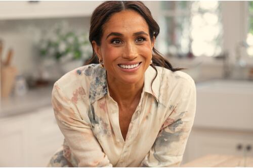 Mientras Meghan Markle es feliz en París, usuarios la señalan de “insensible” por polémica foto