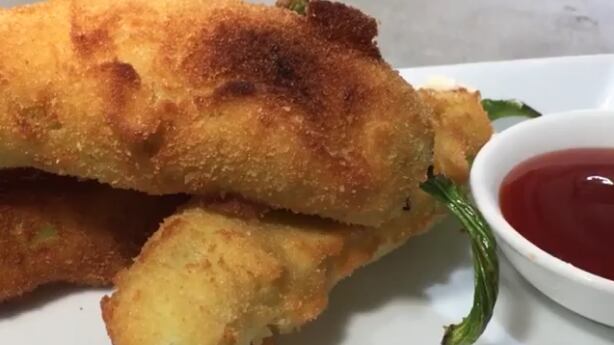 Chiles rellenos de queso crema