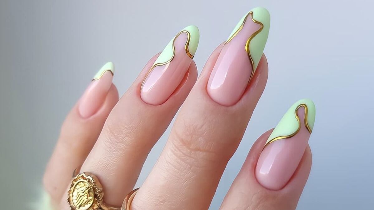 La manicura francesa "deconstruida" es una tendencia que abarca una variedad de diseños