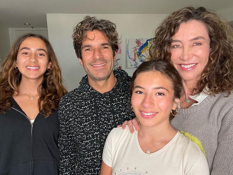 Marcela Carvajal junto a su esposo e hijas