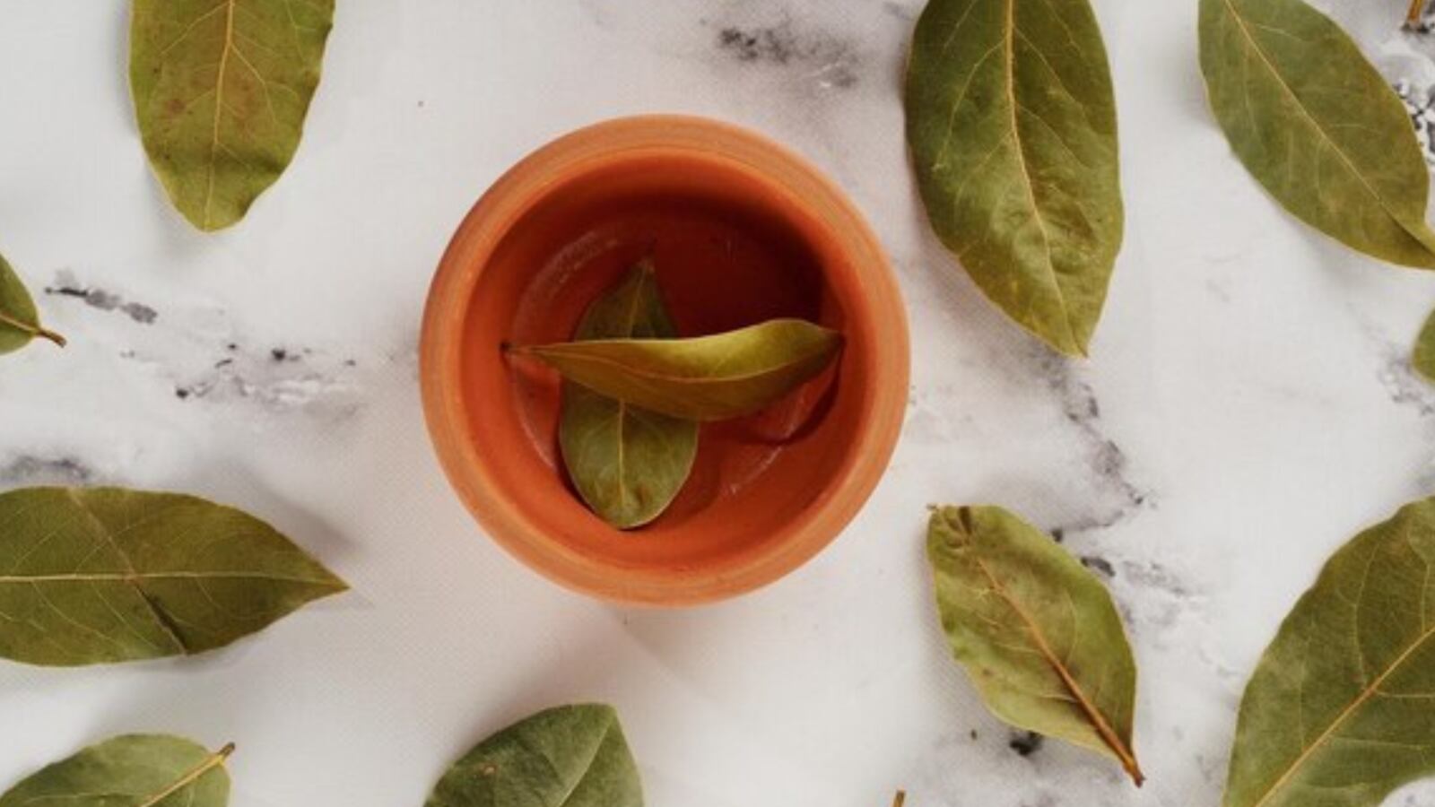 Agua de laurel para ocultar las canas