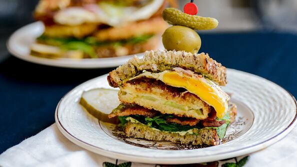 Sándwich de jamón, queso y verduras