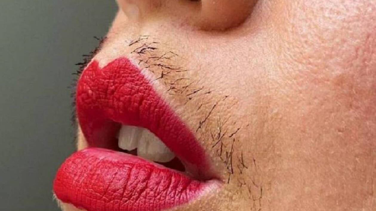 Tendencia bigote femenino