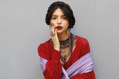 El escotado vestido azul de Ángela Aguilar por el que la compararon con Rocío Dúrcal