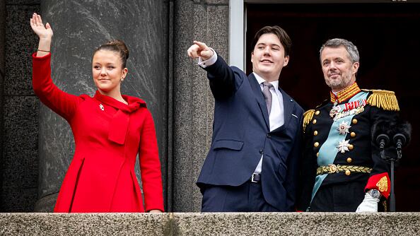 La princesa Isabella junto a su hermano, el príncipe Christian y el rey Federico X