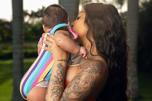 FOTOS: Yailín y su bebé disfrutan de un día de piscina juntas