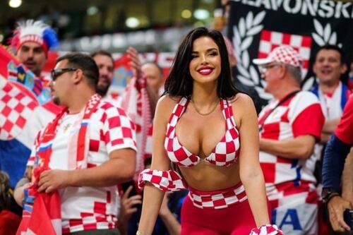 Ivana Knöll luce sus encantos con micro bikini en el desierto de Qatar