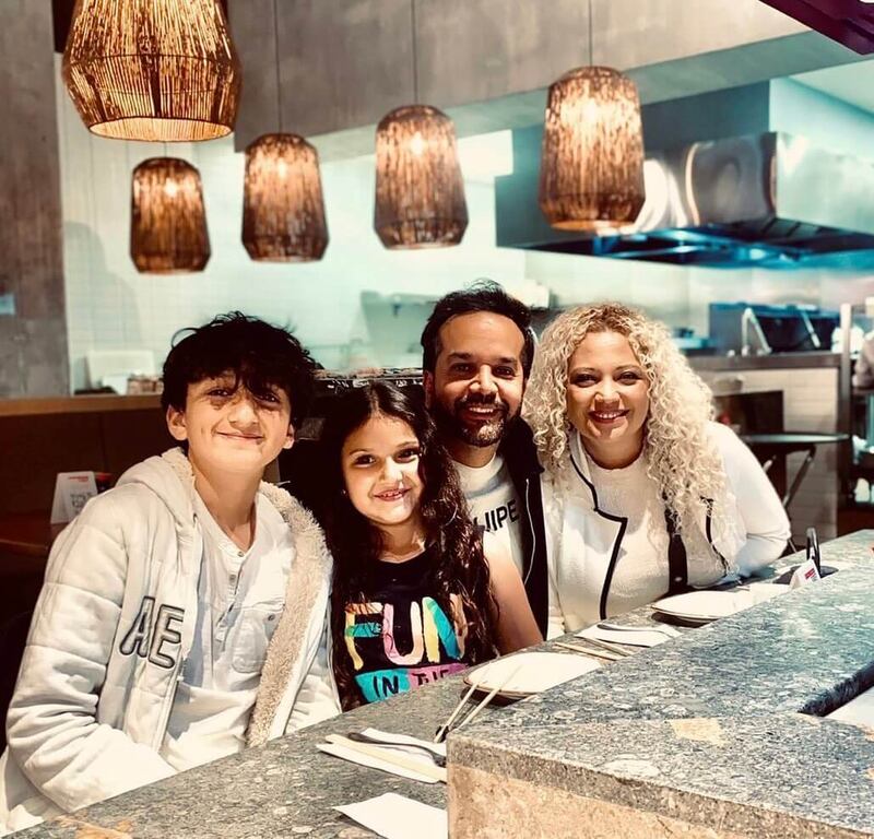 Óscar Rodo junto a su esposa e hijos