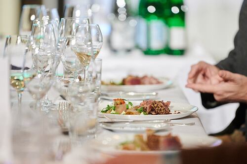 Mujer huye de restaurante tras verse obligada a pagar la cuenta de toda su familia